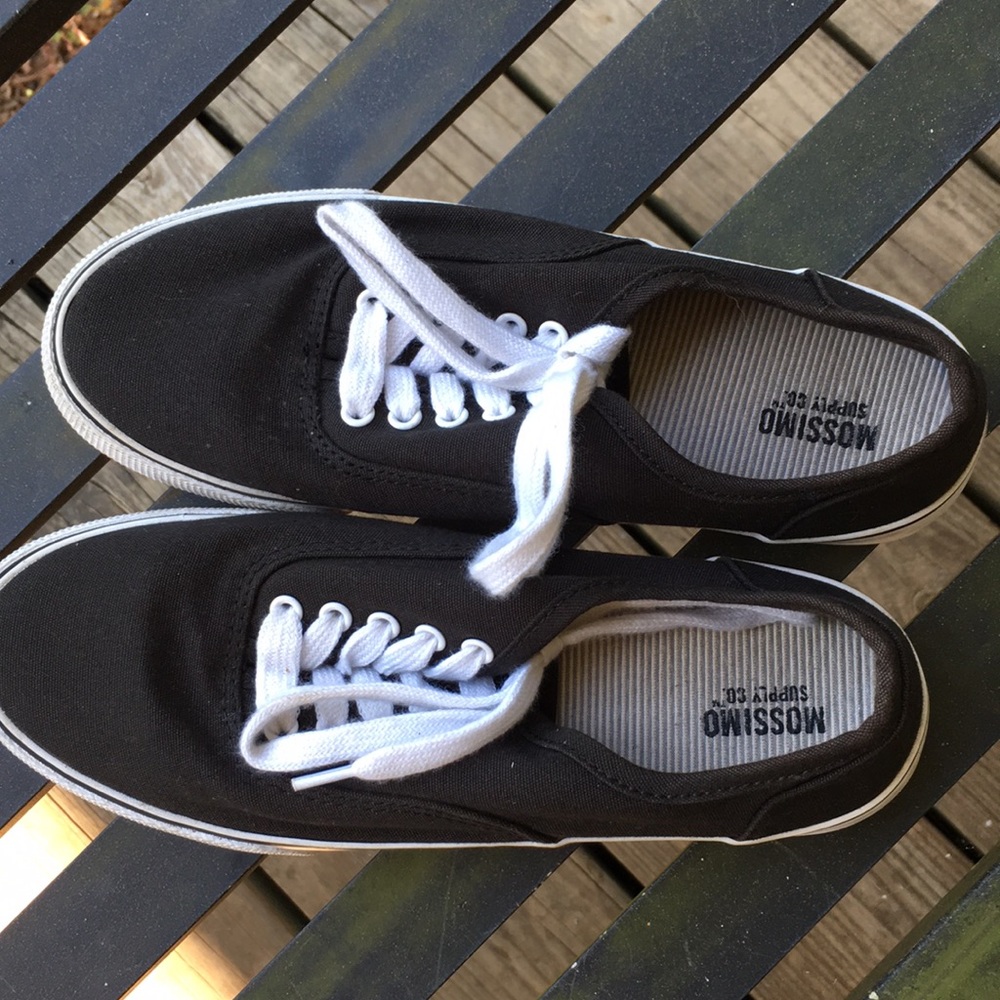 Black tennis shoes